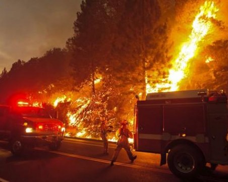 Над 38 хил. души бяха евакуирани заради голям пожар в Калифорния