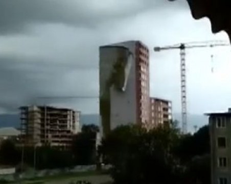 Огромни парчета изолация се свлякоха от блок в Пловдив ВИДЕО