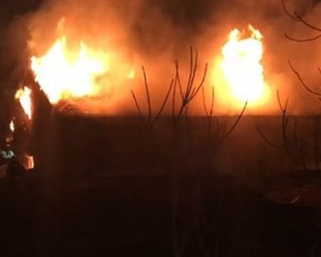 Пожар в София, горяха “Царските конюшни“ ВИДЕО