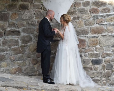 Романтично! Влюбени младоженци под дъжда събраха погледите в Стария град СНИМКИ