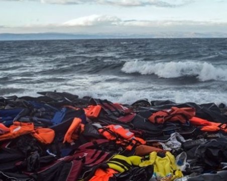 Шест души и три бебета загинаха при потъването на лодка край Турция