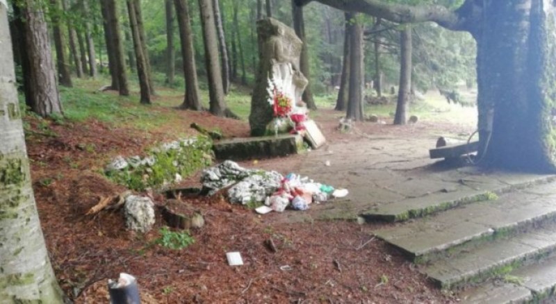 Бузлуджа потъна в боклуци след събитието на БСП, скандал се развихри в социалните мрежи