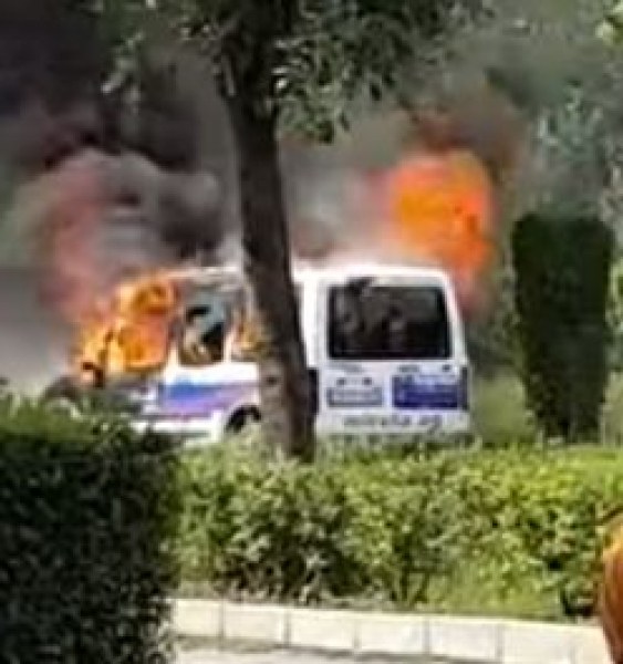 Кола се запали в движение насред Слънчев бряг, изгоряла е почти до основи ВИДЕО