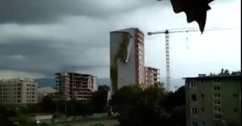 Огромни парчета изолация се свлякоха от блок в Пловдив ВИДЕО