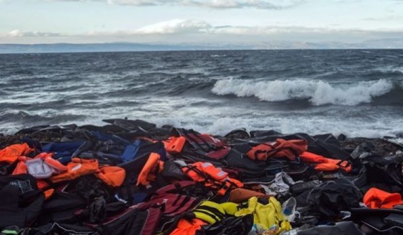 Шест души и три бебета загинаха при потъването на лодка край Турция
