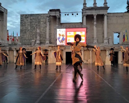 Античният се пука по шевовете, грузинците взривиха публиката СНИМКИ