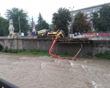 Бетон-помпа се обърна и увисна над река СНИМКА