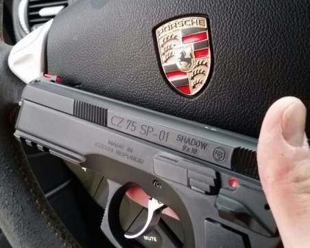 Екшън в Приморско! Мъж с порше извадил пистолет през прозореца и започнал да гърми