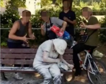 Хулигани хвърлиха брашно и яйца върху жена инвалид, за да съберат лайкове във Фейсбук