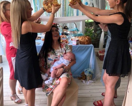 Лили Ангелова показа снимки от ритуала “погача“ на сина си Мартин