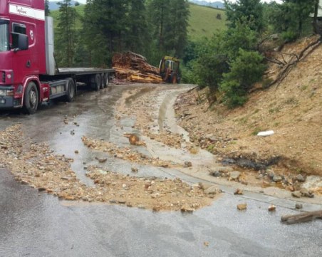 Неделино пред евакуация, свлачище застрашава да срути къщи СНИМКИ