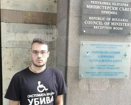 Пловдивчанин събра багажа на сина си, написа инструкции за гледането му и... го остави на Бойко Борисов