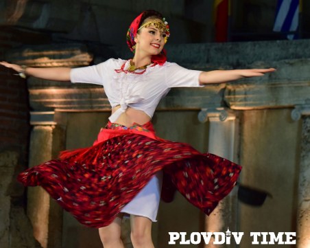 Прогнозата за дъжд изплаши танцьорите от Фолклорния фест, отмениха шествието