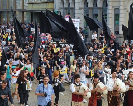 Родители и близки на хора с увреждания излязоха на масов на протест в София СНИМКИ