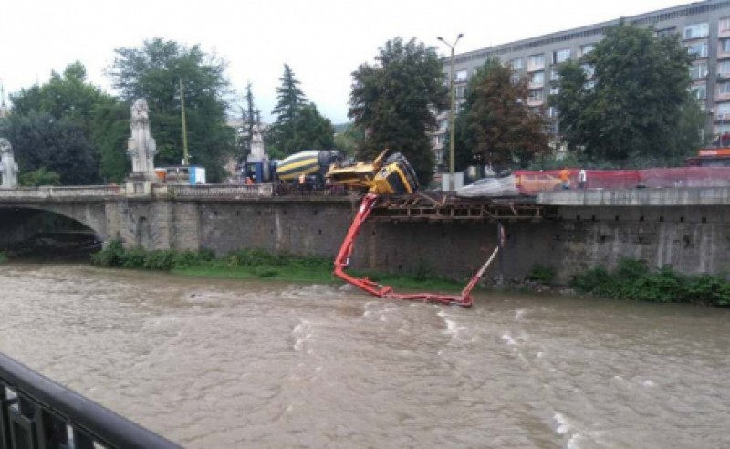 Бетон-помпа се обърна и увисна над река СНИМКА
