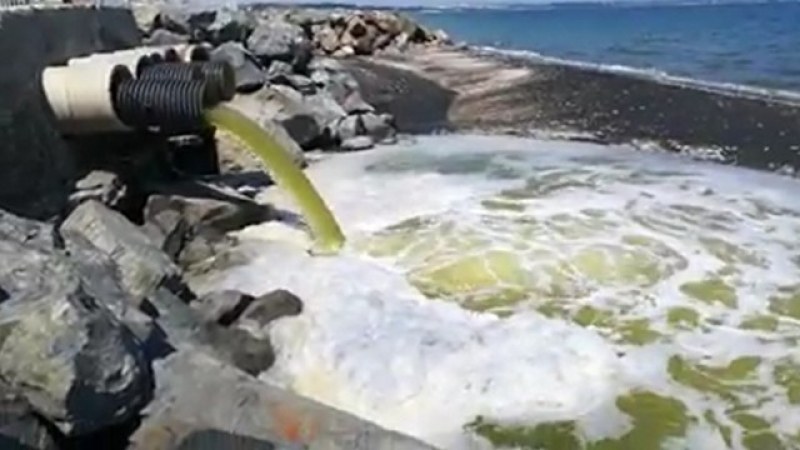 Мръсотия се излива в морето край Бургас, на метри от плажа СНИМКА