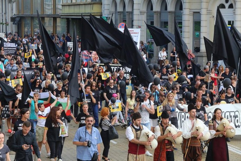 Родители и близки на хора с увреждания излязоха на масов на протест в София СНИМКИ