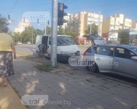 Две коли се удариха до Полиграфията, разбраха се без КАТ СНИМКИ