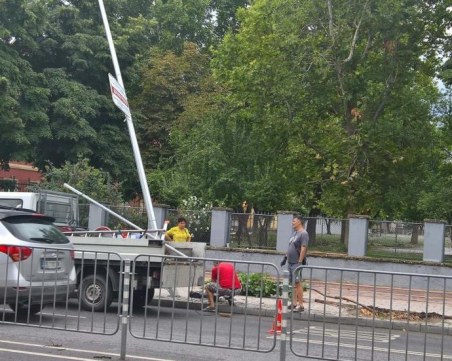 Градски автобус се вряза в стълб в Пловдив