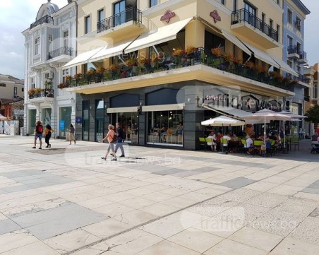 Премахнаха две емблематични места от Главната на Пловдив СНИМКИ