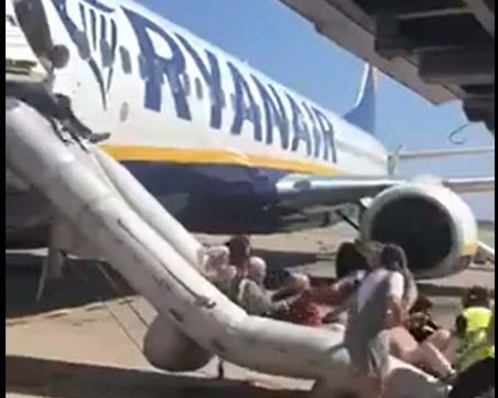 Мобилен телефон запали самолет на “Райънеър“ ВИДЕО