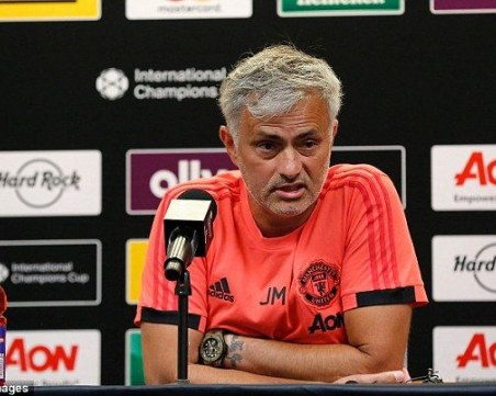 Напрежение в Манчестър Юн! Играчите скочиха на Моуриньо