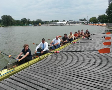 Президентът на МОК прави първа копка на втория гребен канал