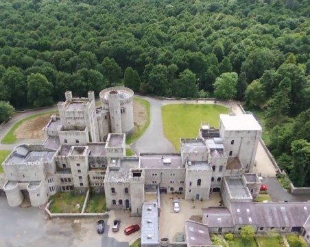 Продават уникален замък, в който е сниман 