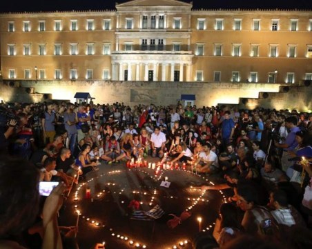 Стотици запалиха свещ на бдение в памет на жертвите в пожарите край Атина