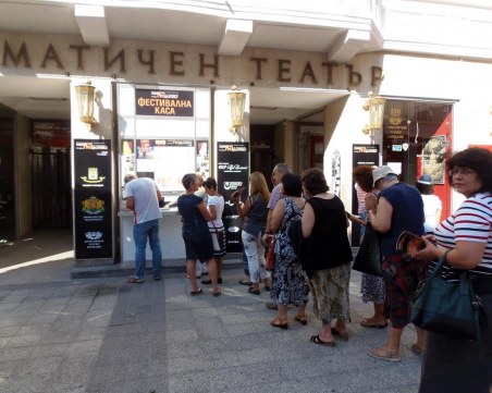 Сцена на кръстопът показва 