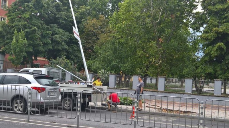 Градски автобус се вряза в стълб в Пловдив