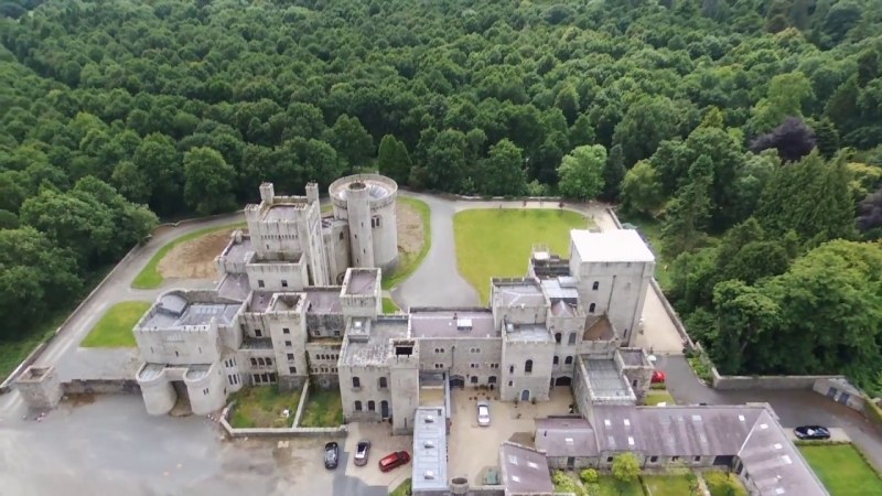 Продават уникален замък, в който е сниман 