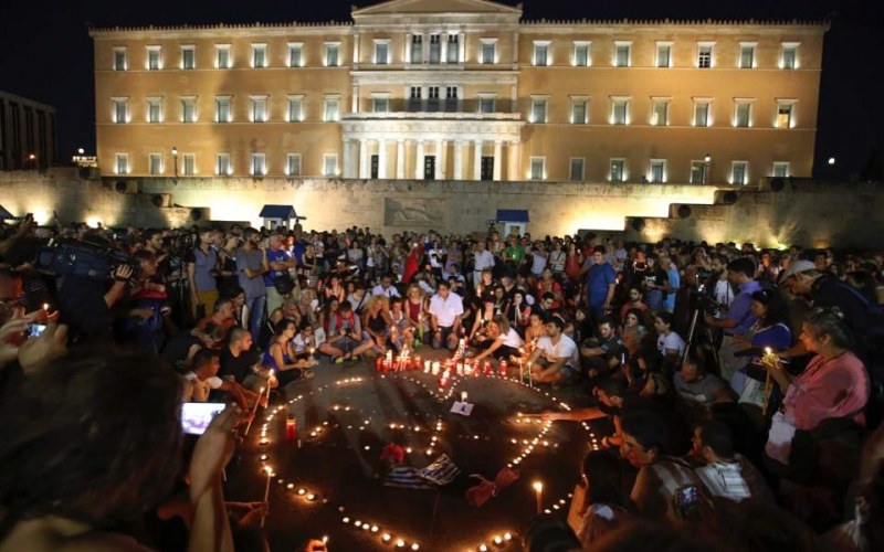 Стотици запалиха свещ на бдение в памет на жертвите в пожарите край Атина