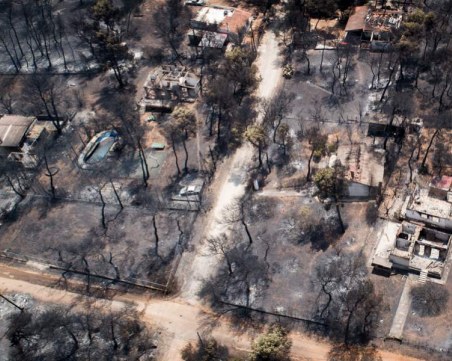 Гръцкото правителство планира да разруши 3100 незаконни сгради след пожара край Атина