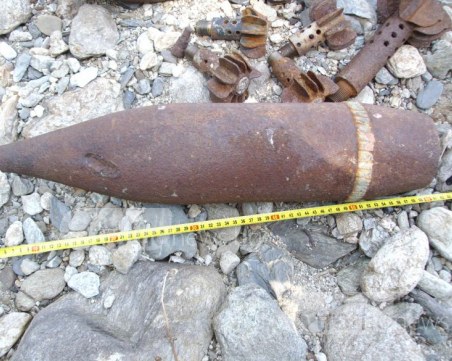 Намериха бомба в Калофер! Отцепиха района, обезвредиха снаряда ВИДЕО