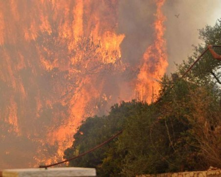 Огромен пожар избухна на гръцкия остров Закинтос СНИМКИ+ВИДЕО