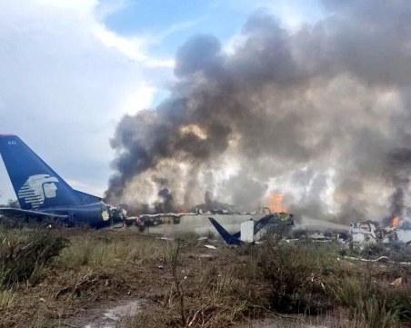 Пътнически самолет се разби в Мексико! Десетки са пострадали ВИДЕО и СНИМКИ