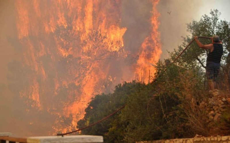 Огромен пожар избухна на гръцкия остров Закинтос СНИМКИ+ВИДЕО