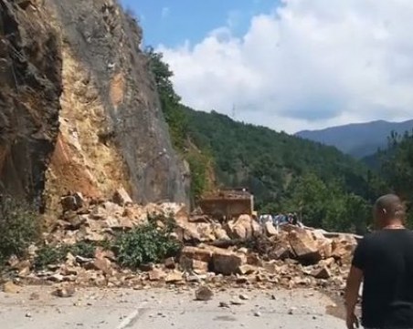 Отвориха пътя Асеновград - Смолян, но АПИ съветва шофьорите да не пътуват СНИМКИ