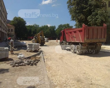 Кипи работа по новата пътна връзка в центъра на Пловдив, но май няма да е готова навреме СНИМКИ
