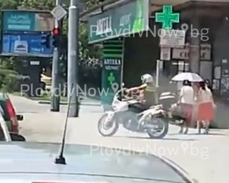 Пловдивски сигмаджия “заобиколи“ трафика, мина на сантиметри от пешеходци ВИДЕО