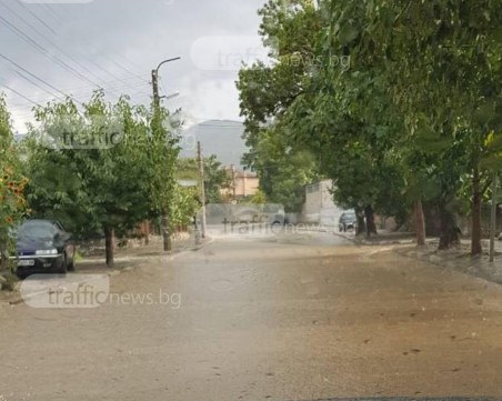 Пловдивско село под вода! Порой и спукана канализация превърнаха улиците в реки ВИДЕО