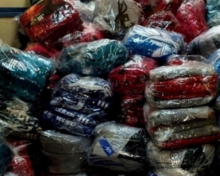 Спецакция! Конфискуваха дрехи менте от магазин в центъра на Асеновград