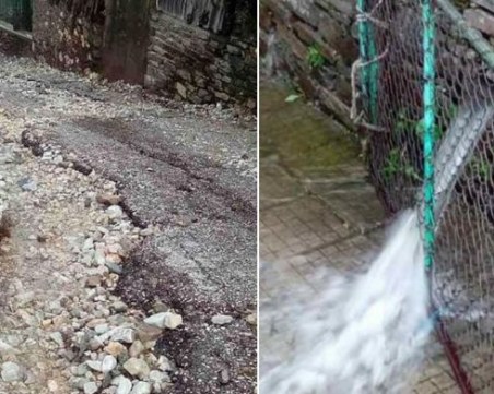 Вода извира от къщи в Осиково, пътят е блокиран, а мантинели висят във въздуха