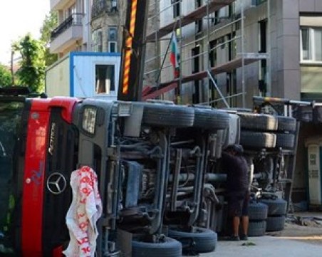Зрелищен инцидент! Кран се преобърна върху ограда на училище СНИМКИ