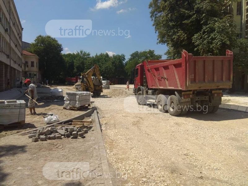 Кипи работа по новата пътна връзка в центъра на Пловдив, но май няма да е готова навреме СНИМКИ