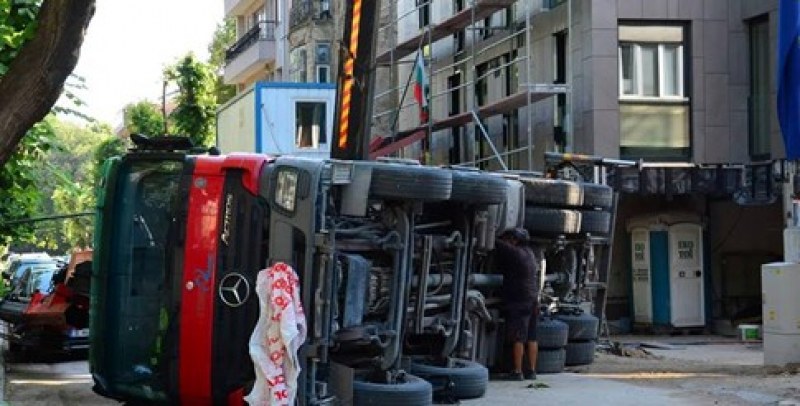 Зрелищен инцидент! Кран се преобърна върху ограда на училище СНИМКИ