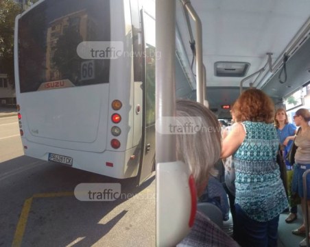 Без автобуси тип щъркели в час пик ли? Пловдивчани се натъпкаха в жегата по натоварена линия СНИМКИ