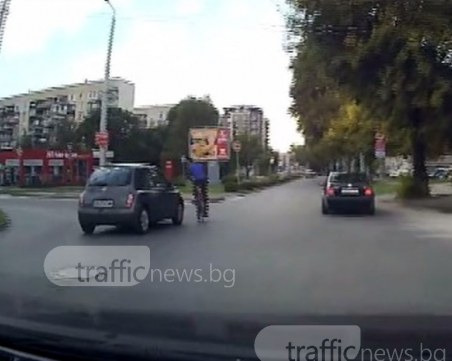 Безумец на колело се размина на косъм от трагедия в Пловдив ВИДЕО