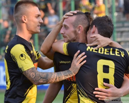 Ботев с безпроблемна втора победа в Първа лига